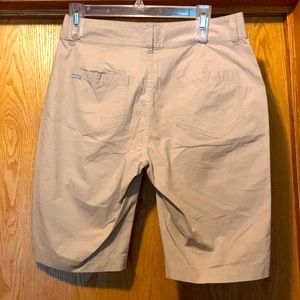 Columbia size 8 x 10.75” stretch cotton thin lightweight summer Bermuda shorts